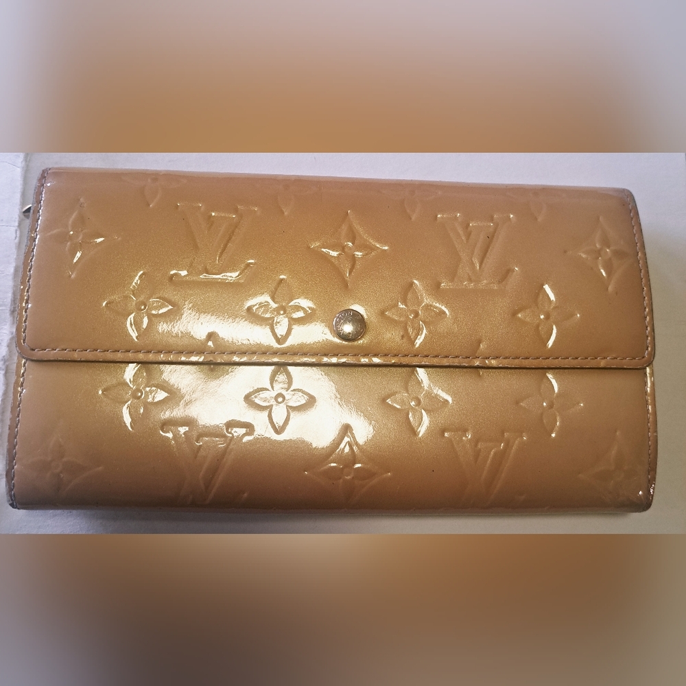 Louis Vuitton Monogram Vernis Leather International Wallet - 100% AUTHENTIC